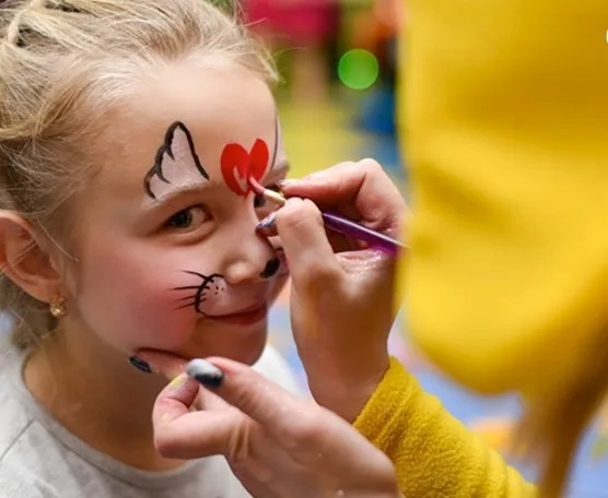 Kids entertainment in Singapore - balloon twisting, face painting, magic shows photo 15