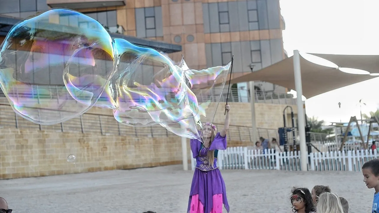 Kids entertainment in Singapore - balloon twisting, face painting, magic shows photo 5