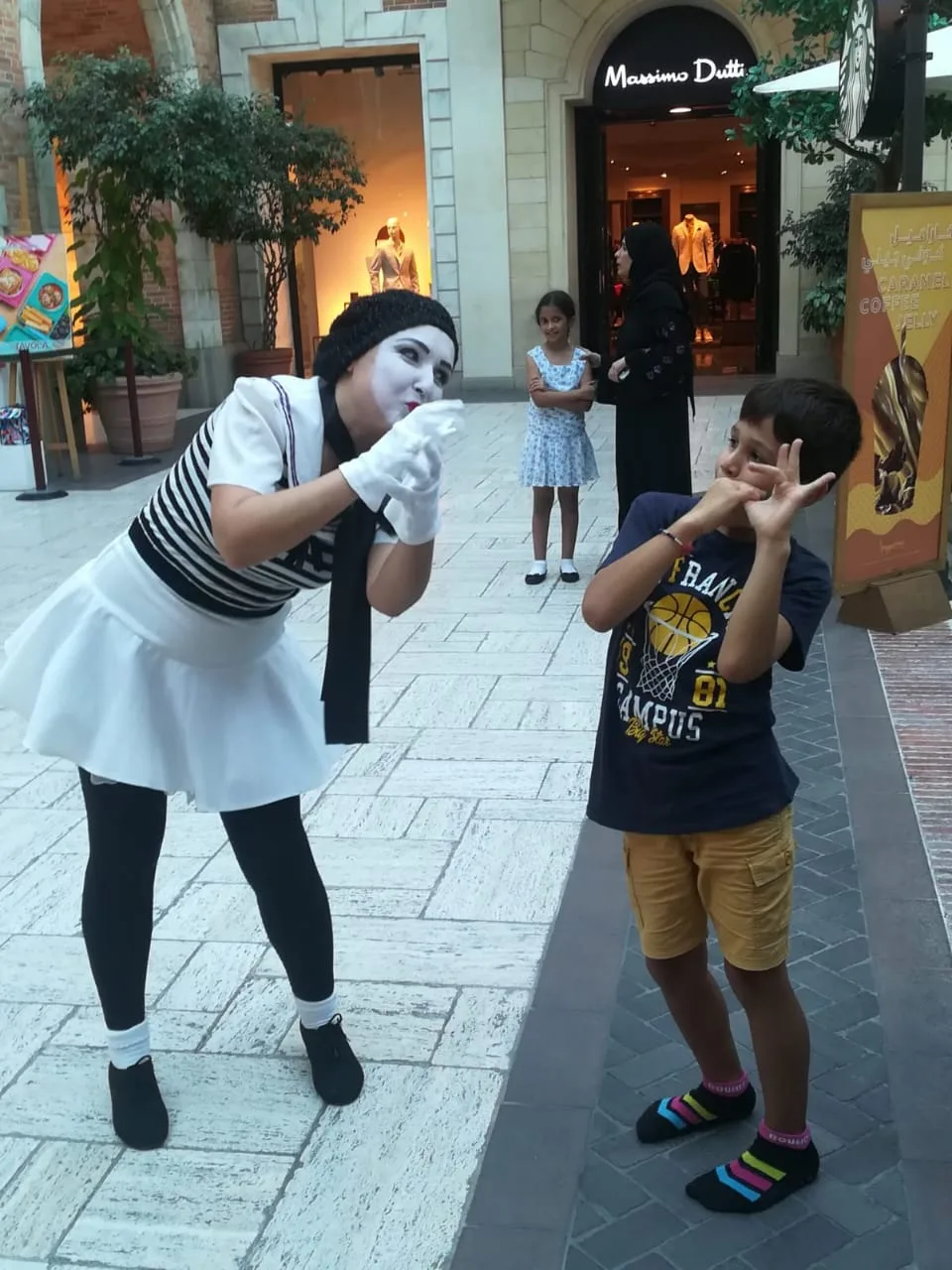 Kids entertainment in Singapore - balloon twisting, face painting, magic shows photo 9