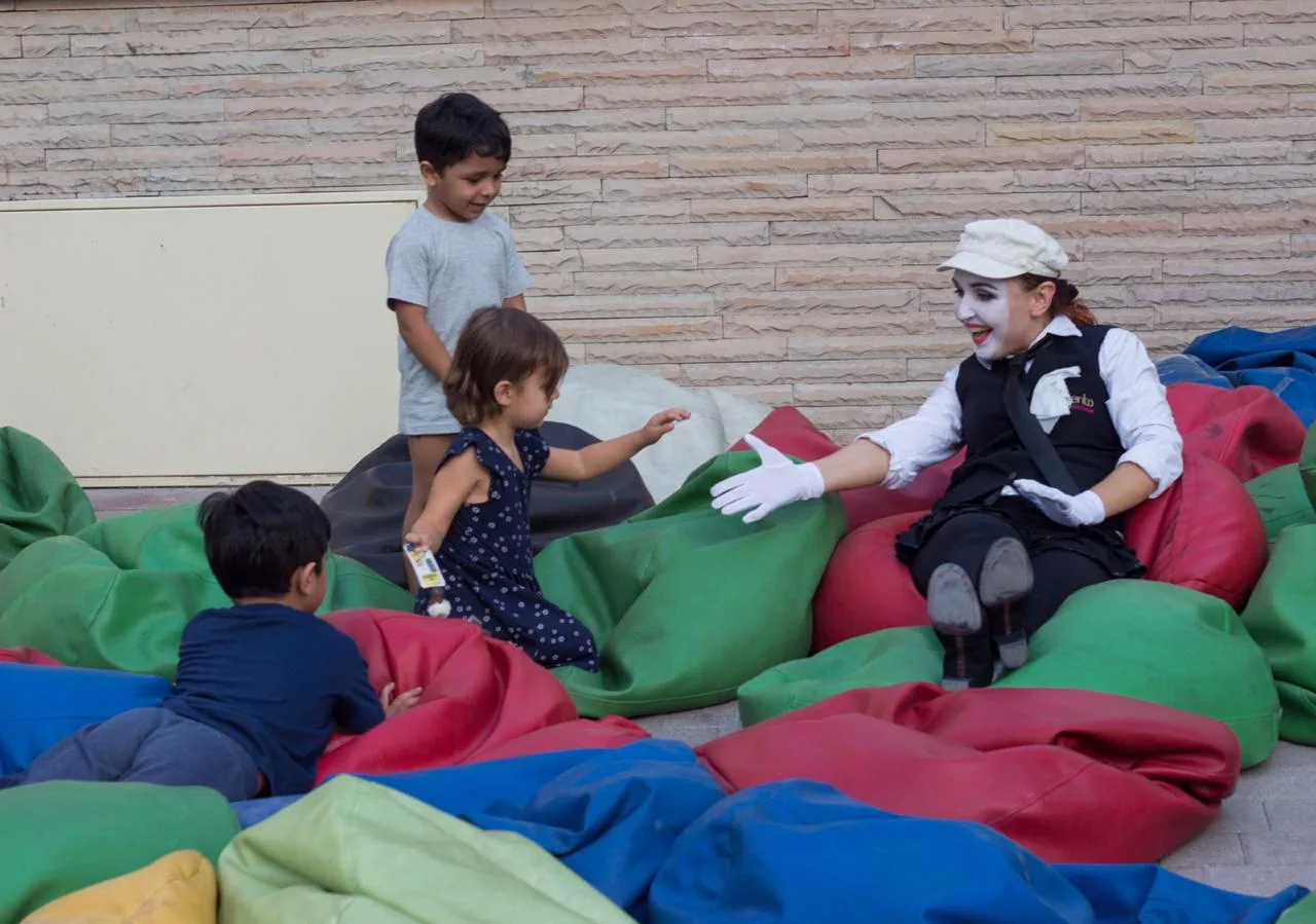 Kids entertainment in Singapore - balloon twisting, face painting, magic shows photo 10