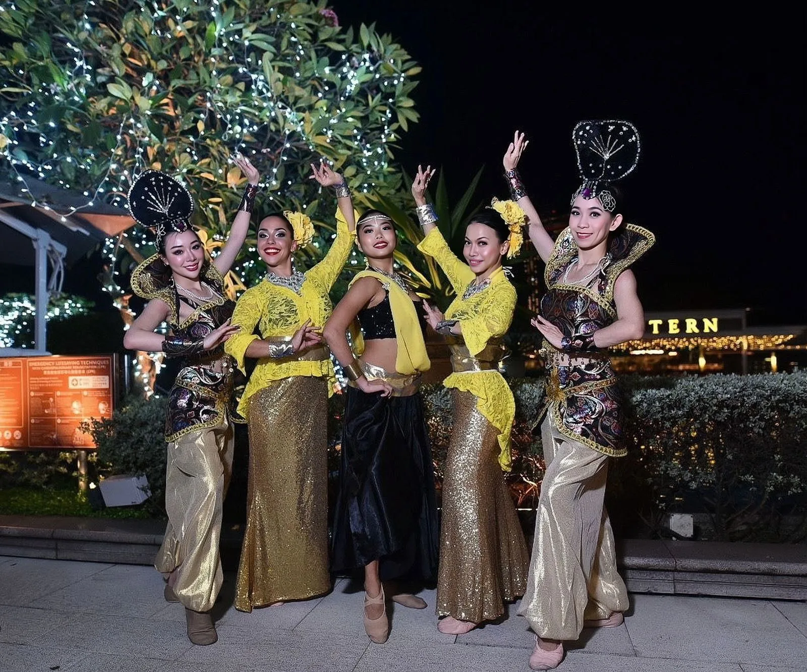 Bollywood Dancers performance at corporate event in Singapore - photo 2