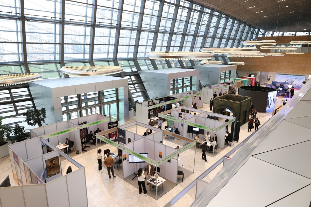 Exhibition hall with event staff in Singapore Exhibition hall with event staff in Singapore
